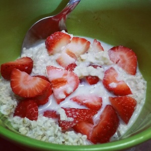 Oatmeal with strawberries and almond milk